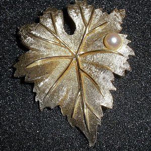 Vintage 1950's CHAREL Maple Leaf w Cultured Pearl LARGE Brooch Goldtone AUTUMN